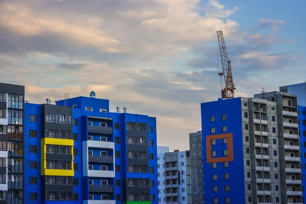 Vor dem Hintergrund eines Turmdrehkrans — Stockfoto