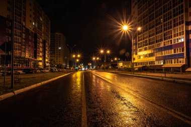 Penza şehrinin gece sokakları yağmurdan sonra