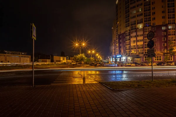 Night streets of the city of Penza after the rain — Stock Photo, Image