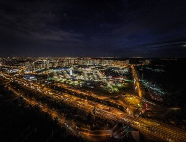 Alışveriş merkezi Mega. Moskova bölgesi Khimki. Gece şehri.