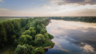 Sonsuz yeşil tarlaların ortasındaki göl.