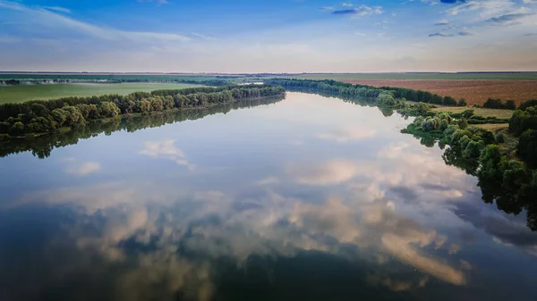 A tó közepén végtelen zöld mezők — Stock Fotó