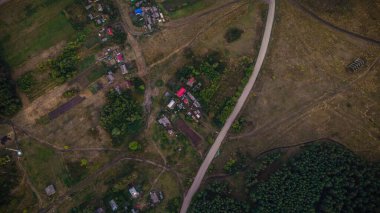 Köy yazın ormanlık bir alandadır. Rus Federasyonu. Fotoğraf. Yüksek kalite fotoğraf
