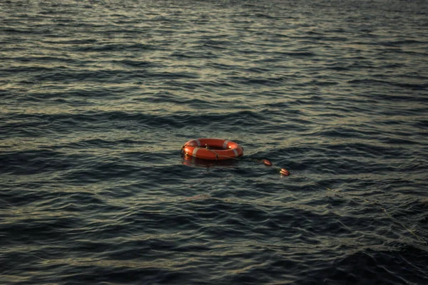 Красный Спасательный Буй Брошенный Борт Черное Море Высокое Качество Фото — стоковое фото