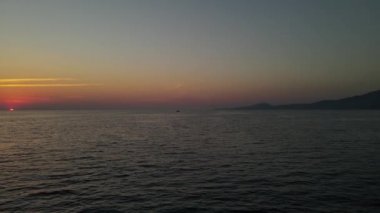Karadeniz. Soçi 'nin açık denizinde güzel kırmızı gün batımı