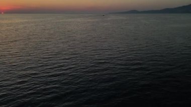 Karadeniz. Soçi 'nin açık denizinde güzel kırmızı gün batımı