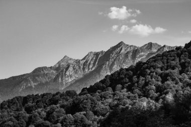 Kafkasların dağ sıraları. Krasnaya Polyana Krasnodar bölgesi. Yüksek kalite fotoğraf