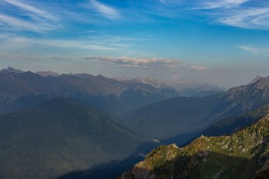 Kafkasların dağ sıraları. Krasnaya Polyana Krasnodar bölgesi. Yüksek kalite fotoğraf
