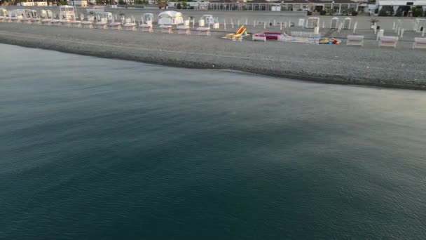 Sabahın erken saatlerinde Sochi 'de plajda insanlar olmadan.. — Stok video