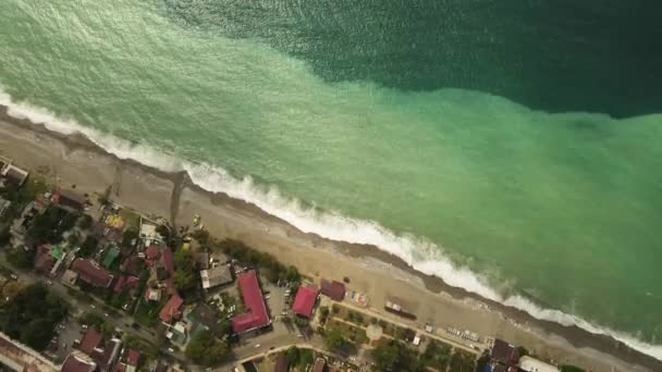Městského plážového města Gagra. video s dronem — Stock video