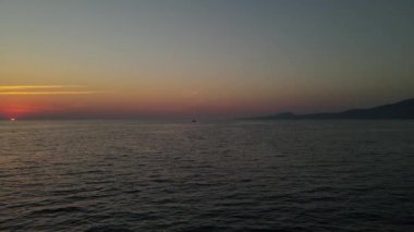 Karadeniz. Soçi 'nin açık denizinde güzel kırmızı gün batımı