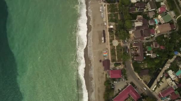 La ciudad de playa urbana de Gagra. vídeo con drone — Vídeo de stock