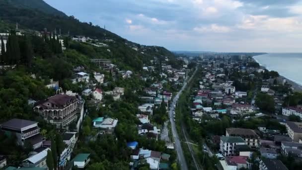 A cidade de Gagra, voo da Abcásia no drone. — Vídeo de Stock