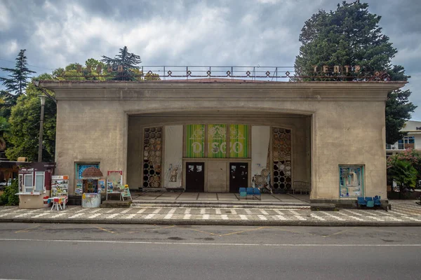 Edificio Con Iscrizione Discoteca Cinema Repubblica Abkhazia Città Gagra Foto — Foto Stock