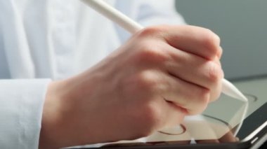 Sanatçı grafik tablet üzerine resim çizer. Etkileşimli kalem görüntüsü, dijital çizim tableti ile çalışan tasarımcı.