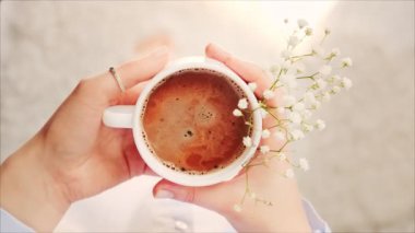 Evin sıcak atmosferinde bir fincan sabah kahvesi ya da sıcak kakao. Sıcak seramik beyaz kahve fincanına yakın çekim. Günaydın..