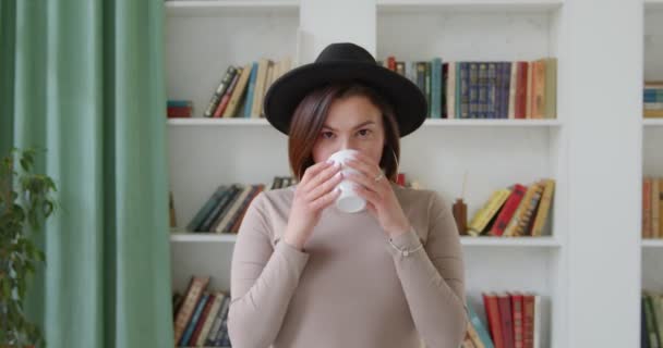 Uma Jovem Chapéu Bebe Gole Uma Caneca Bebe Café Sorri — Vídeo de Stock