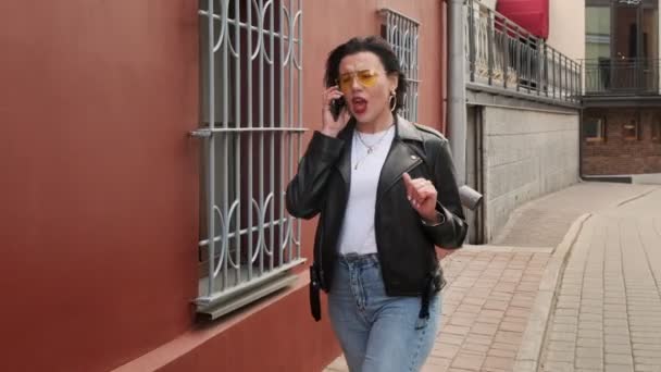 Mujer Enojada Agresiva Grita Habla Por Teléfono Maldiciones Peleas Rabia — Vídeos de Stock