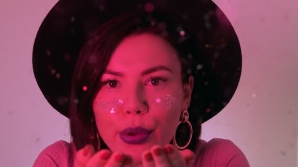 Mujer Soplando Confetti Brillo Movimiento Lento Luz Rosa Neón Concepto — Vídeos de Stock