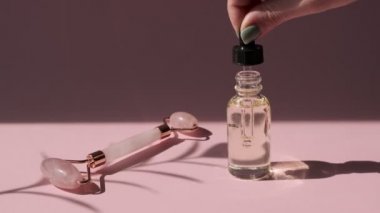 Pembe doğal nefrit ve güzellik serumu yağı için masaj kuvars silindiri. Cilt bakımı yüz masajı ve rahatlama. Gua Sha masaj aletleri. Evde yaş ve kaldırma karşıtı.