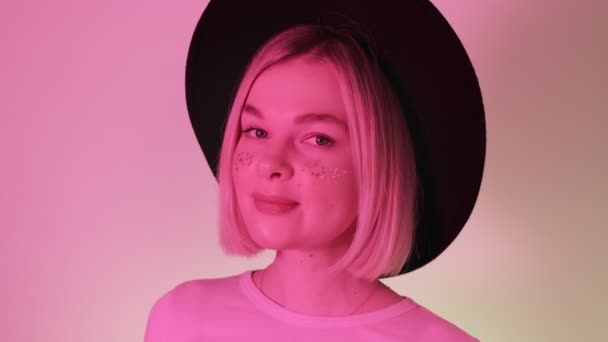 Titokban Csendet Rózsaszín Neon Fény Néz Körül Tartja Ujját Hogy — Stock videók