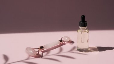 Pembe doğal nefrit ve güzellik serumu yağı için masaj kuvars silindiri. Cilt bakımı yüz masajı ve rahatlama. Gua Sha masaj aletleri. Evde yaş ve kaldırma karşıtı.