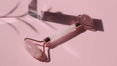 Pembe doğal nefrit için masaj kuvars silindiri. Cilt bakımı yüz masajı ve rahatlama konsepti. Gua Sha masaj aletleri. Evde yaş ve kaldırma karşıtı.