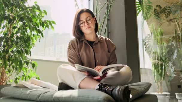 Estudiante Joven Leyendo Libro Interior Moderno Luminoso Mujer Con Gafas — Vídeos de Stock