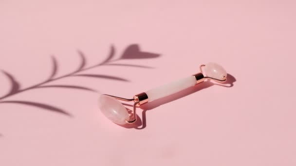 Massagem Rolo Quartzo Para Rosto Nefrite Natural Rosa Gua Sha — Vídeo de Stock