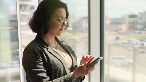 사무실에서 핸드폰을 사용하는 비지니스 스마트폰 전화로 메시지 여성이 — 비디오
