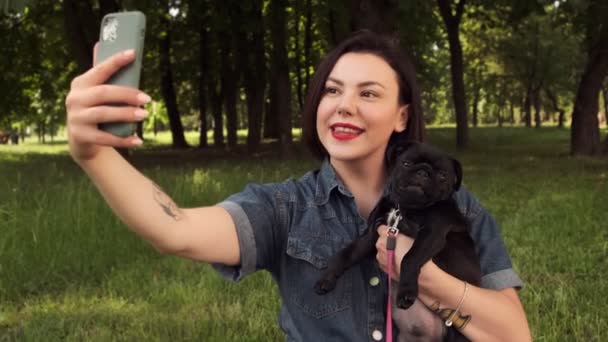 Χαρούμενη Νεαρή Γυναίκα Που Παίρνει Selfie Κουτάβι Σκυλί Pug Χρησιμοποιώντας — Αρχείο Βίντεο