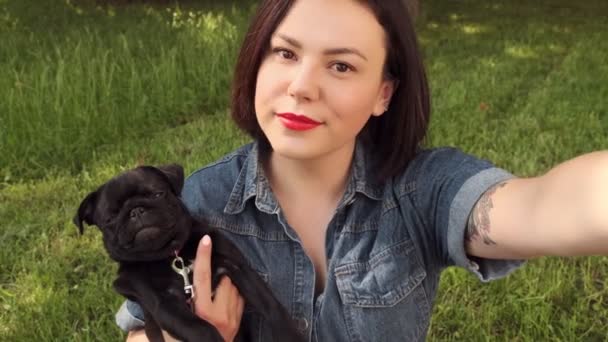 Radostná Mladá Žena Bere Selfie Štěňátkem Pug Dog Pomocí Telefonu — Stock video