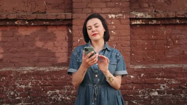 Mulher Sorte Incrível Usando Telefone Olha Mensagem Com Uma Boa — Vídeo de Stock