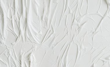 Duvar kağıdına hava boşluğu yapıştırılmış. Beyaz, pürüzlü, kıvrımlı arka plan. Hafif sıkılmış kağıt arkaplan, yaratıcı dalgalı.