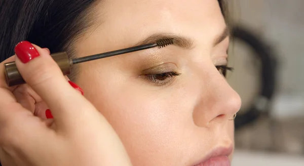 Maquillaje Cejas Cerca Ojo Una Mujer Joven Durante Maquillaje Artista — Foto de Stock