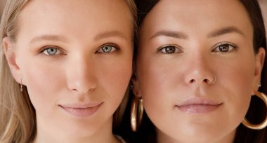 Melez kadınların iki portre yüzü kameraya yakından bakıyor. Genç sarışın ve esmer. Arkadaşlık ve aşıklar kavramını.