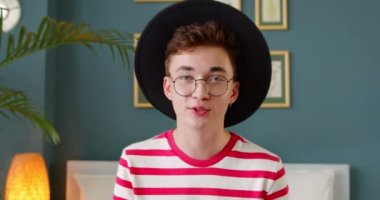 Genç trend adam vlogger kamera konuşmasına bak canlı görüntülü konferans görüntülü konuşma yap. Evde yaşam tarzı vlog 'u var. Şapkalı hippi blogcu.