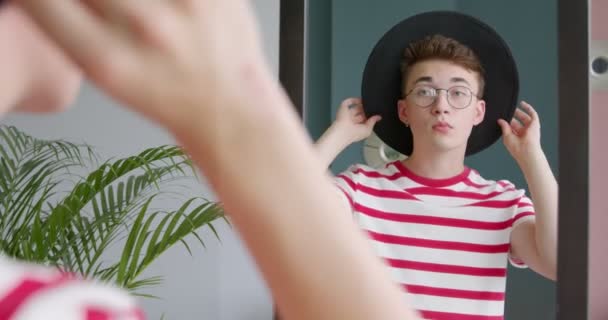 Genç Şık Bir Adam Aynaya Bakar Kendine Çeki Düzen Verir — Stok video