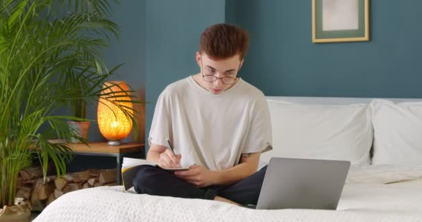 Jonge Mannelijke Student Studeren Online Met Tutor Leraar Conferentie Video — Stockvideo