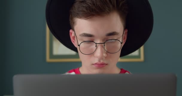 Fiatal Szabadúszó Férfi Aki Otthon Dolgozik Számítógépen Elfoglalt Stílusos Hipster — Stock videók