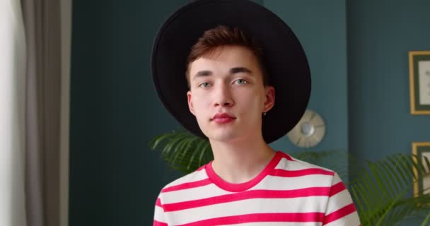 Portret Młodego Modnego Mężczyzny Kapeluszu Hipsterski Student Patrzący Kamerę Uśmiechający — Wideo stockowe