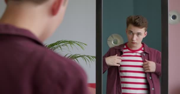Молодой Человек Смотрит Зеркало Одевается Восхищается Выпрямляет Свою Одежду Прическу — стоковое видео
