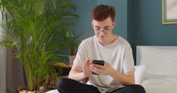 Молодий Єдиний Чоловік Який Використовує Додаток Знайомств Телефоні Витираючи Торкаючись — стокове відео