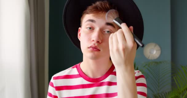 Jovem Transgenger Queer Homem Compõem Rotina Beleza Frente Câmera Metrosexual — Vídeo de Stock