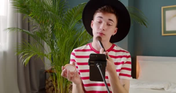 Joven Vlogger Hombre Moda Mirar Teléfono Cámara Hacer Belleza Componen — Vídeo de stock