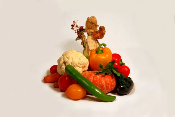 Sonbahar sebzeleri, meyve, kabak, biber, soğan, kırmızı yeşil, turuncu, patlıcan, mısır kabuklu oyuncak bebek.