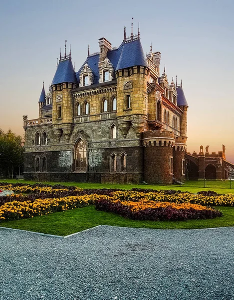 Piękny Zamek Gotycki Fasady Tme Zachód Słońca — Zdjęcie stockowe