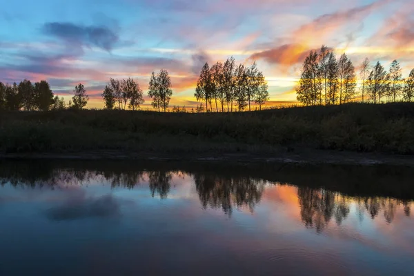 Wunderschöner Sonnenuntergang Mit Herrlichem Himmel Über Dem Fluss Landschaft — Stockfoto