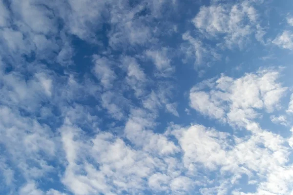 Piękne błękitne niebo z białymi chmurami tło — Zdjęcie stockowe