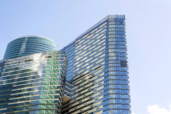 蓝天对面的玻璃现代摩天大楼 — 图库照片